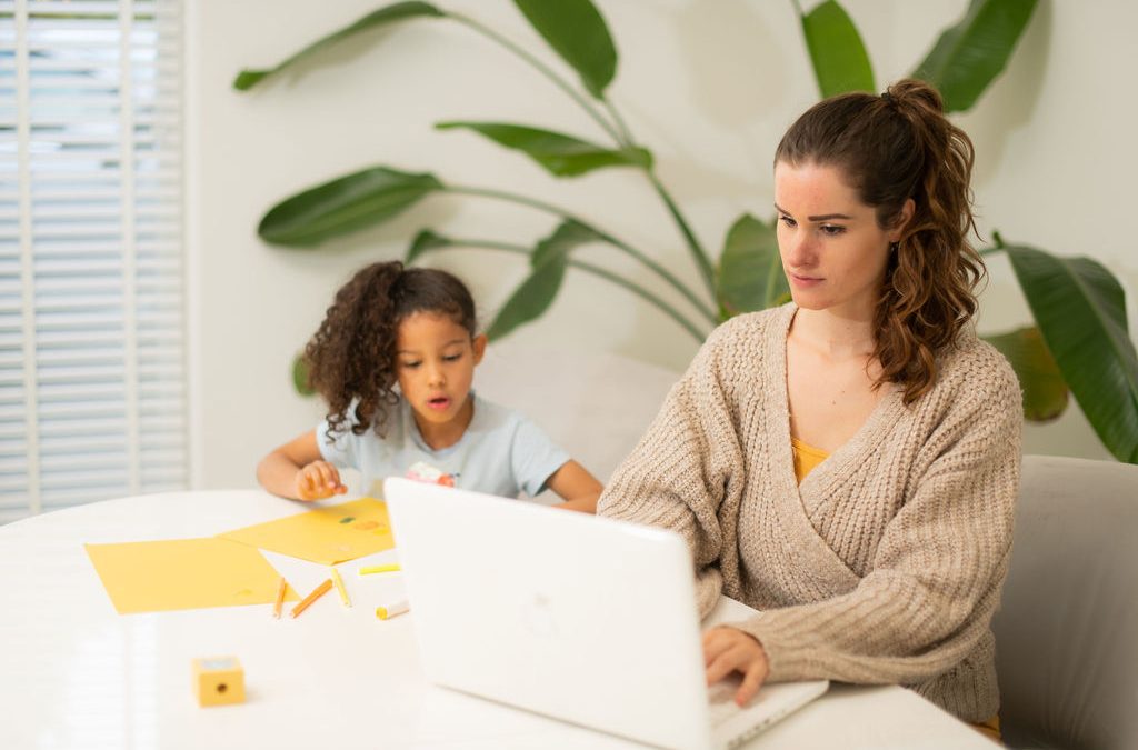 Eigen Bedrijf Naast Vaste Baan: Hoe Moeders het Succesvol Kunnen Aanpakken