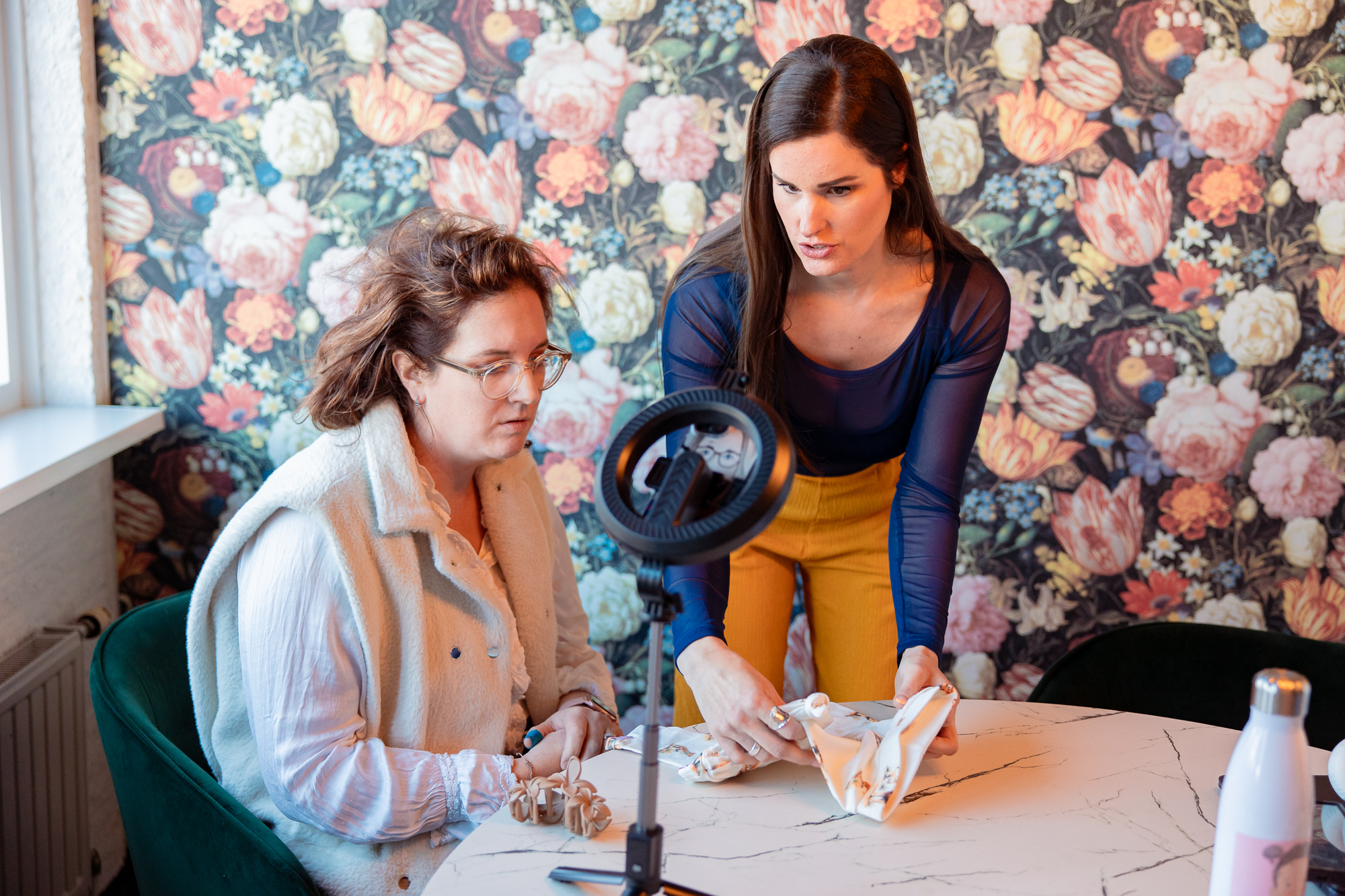 Sfeer / Carlijn in actie — breed liggend, werkmoment